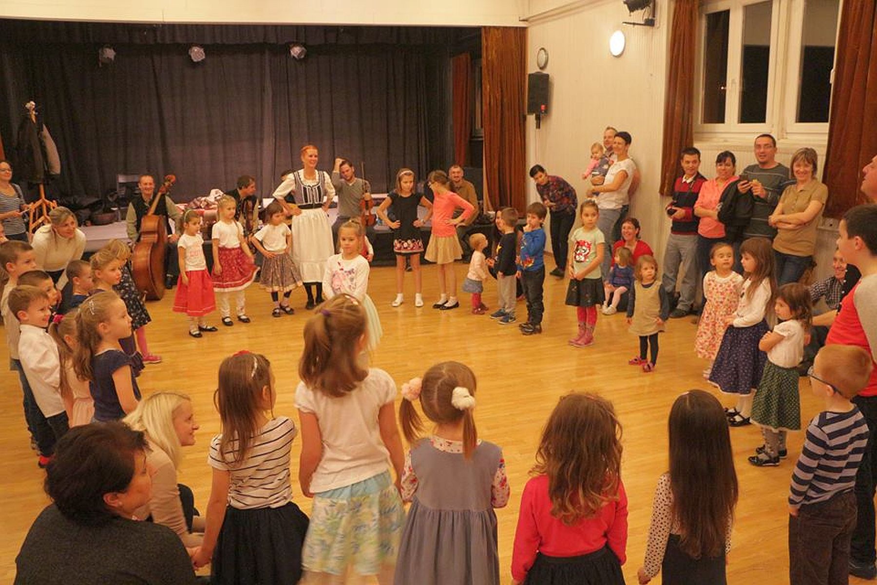 Gyermek-táncház lesz a Kákics együttessel szombaton a Felsővárosi Közösségi Házban